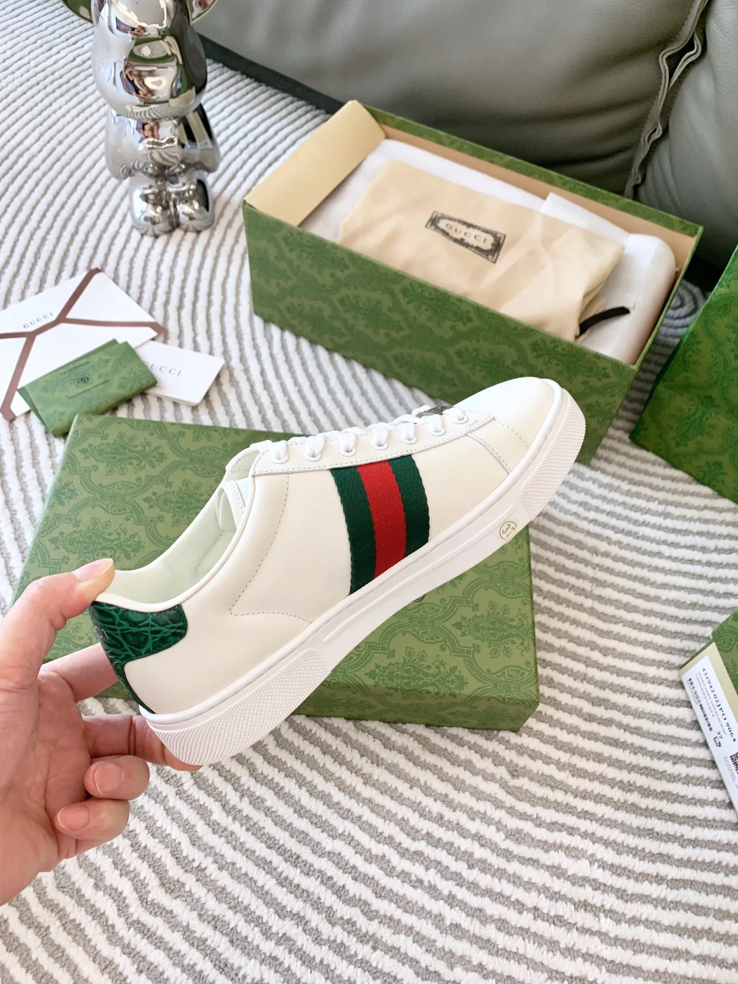 👟👟Ex-factory price 540👟👟 Men's size +10 Top version: Gucci G family classic Ace series Embroidery Little Bee White Shoes Couple Style Ribbon Love Casual Sports Shoes Sneakers Original Purchase Development Production This brand's classic low-top sports shoes interweave golden embroidered bees with red and green webbing. The bee is a classic element of the brand. It appeared in the Gucci ready-to-wear series in the 1970s. Exquisite packaging at the delivery counter🛍📦 ▪️Fabrics: Original custom imported first-layer cowhide ▪️Foots: Original custom cowhide lining ▪️Sole: Original open-molded rubber non-slip material ▪️Sole thickness: 2.5CM ▪️Size: Women's 34-41 (customized 34/41) ▪️Size: Men's 38-46 (38/46 customized)